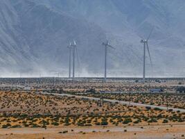 paume ressorts désert paysage avec vent turbines et Montagne toile de fond dans lumière du jour, Etats-Unis photo