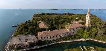 aérien vue de le tourmenté fantôme île de poveglia dans le vénitien lagune photo