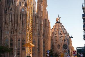 sagrada familia à Aube ou crépuscule avec construction grue, Barcelone photo