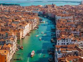 aérien vue de Venise près Saint Des marques carré, rialto pont et étroit canaux. photo