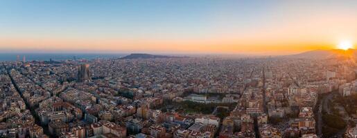 aérien vue de Barcelone ville horizon à le coucher du soleil. photo