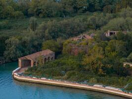 aérien vue de le tourmenté fantôme île de poveglia dans le vénitien lagune photo