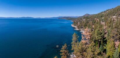 magnifique aérien vue de le Tahoe Lac de au dessus dans Californie, Etats-Unis. photo