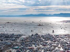 aérien vue de le brûlant homme Festival dans Nevada désert. noir Roche ville de au-dessus de. photo