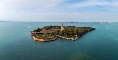 aérien vue de le tourmenté fantôme île de poveglia dans le vénitien lagune photo