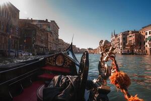 scénique gondole balade sur le grandiose canal dans Venise, Italie - été collection photo