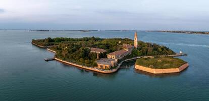 aérien vue de le tourmenté fantôme île de poveglia dans le vénitien lagune photo