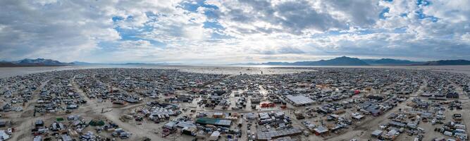 aérien vue de le brûlant homme Festival dans Nevada désert. noir Roche ville de au-dessus de. photo