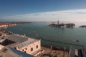 tranquille Venise paysage urbain avec serein voies navigables et bâtiments, non bateaux ou Repères visible. photo