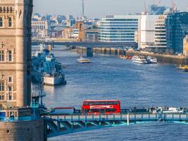 aérien vue de le iconique la tour pont de liaison londres avec vers le sud photo