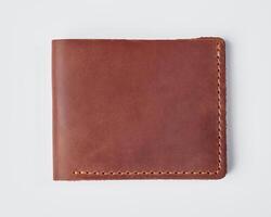 personnalisé marron cuir portefeuille portefeuille avec gaufrage sur blanc photo