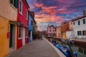 coloré rangée de Maisons sur canal dans burano, Italie - charmant européen architecture photo