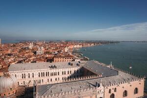 étourdissant aérien vue de Venise, Italie avec iconique canaux et voies navigables dans été photo