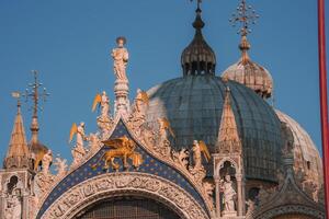 grandiose et fleuri italien bâtiment avec drapeau en volant dans Venise, Italie sur une ensoleillé journée photo