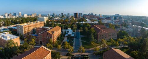 panoramique de bonne heure Matin vue de ucla Campus avec historique et moderne architecture au milieu de Urbain paysage photo