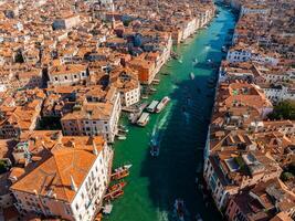 aérien vue de Venise près Saint Des marques carré, rialto pont et étroit canaux. photo