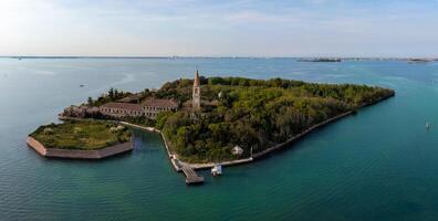 aérien vue de le tourmenté fantôme île de poveglia dans le vénitien lagune photo