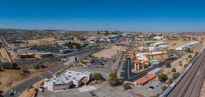 aérien vue de barstow américain ville avec terreux tons, carrelage rouge toits, et semi-aride paysage photo