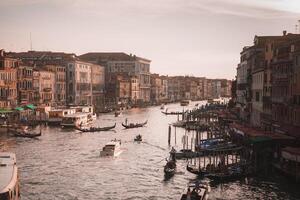 classique grandiose canal Venise Italie gondoles bateaux architecture voie navigable vue photo