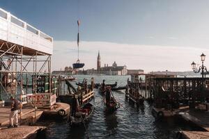 Venise gondole amarré dans tranquille l'eau avec non bâtiments ou bateaux dans vue photo