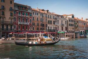 scénique gondole balade sur le grandiose canal dans Venise, Italie - serein voie navigable vue photo