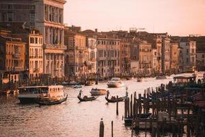 romantique le coucher du soleil vue de grandiose canal dans Venise avec gondoles et historique architecture photo