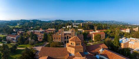 aérien vue de serein ucla Campus avec gothique et moderne architecture sur ensoleillé journée dans bois de l'ouest, los angeles photo