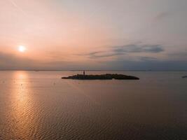 aérien vue de le tourmenté fantôme île de poveglia dans le vénitien lagune photo