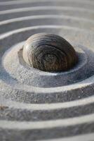 ai généré une Roche séance dans le milieu de une le sable fosse photo