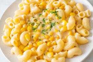 macaroni fromage de maïs crémeux sur la plaque photo