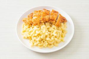 macaroni au fromage avec poulet frit photo
