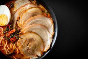 nouilles ramen soupe épicée au tomyum avec rôti de porc photo