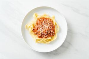 pâtes fettuccine bolognaise au porc et parmesan photo