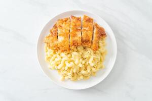 macaroni au fromage avec poulet frit photo