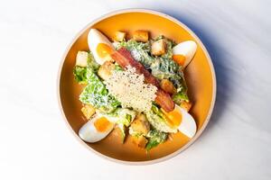 légumes frais avec salade césar aux œufs durs photo