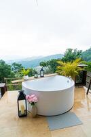 baignoire extérieure avec un beau fond de vue sur la montagne photo