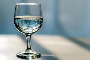 ai généré une verre de l'eau séance sur Haut de une table photo