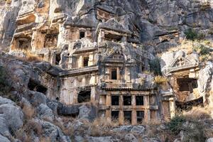 ancien tombes et cryptes sculpté dans le rochers dans le ruines de myra photo