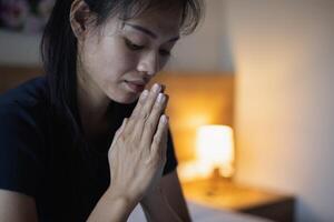 une femme croisa les mains, priant pour les bénédictions et priant Dieu. prier pour les croyances spirituelles. le pouvoir de l'espoir ou de l'amour et de la loyauté. foi en la bonté. photo