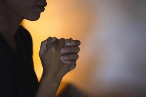 femme mains prier à Dieu. mendicité pour le pardon et croyez dans bonté. Christian la vie crise prière à Dieu. femme prier pour Dieu bénédiction à souhaitant avoir une mieux vie. photo