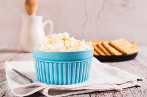 traditionnel mascarpone fromage dans une bol sur le table photo