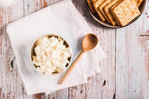 traditionnel mascarpone fromage dans une bol sur le table Haut vue photo