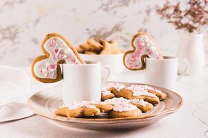 fait maison biscuits étreindre une café agresser sur une assiette sur le table photo