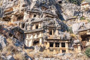 ruines de une rocheux nécropole avec taille en pierre tombes dans myra lycien maintenant demre, dinde photo