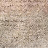 fragment de une marbre dalle de Chersonèse, Crimée, avec une sculpté texte dans ancien grec à propos le ambassade dans Rome photo