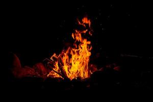 feu de camp flamme dans le obscurité photo