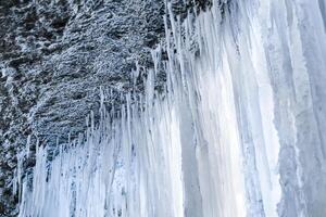 la glace rideau en dessous de une congelé cascade photo