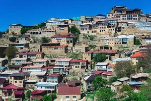 Maisons sur une rocheux pente dans le Montagne village de chokh dans Daghestan photo