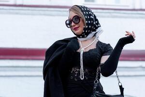 portrait de Jeune femme dans foulard dans rétro style Extérieur photo