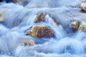 fragment de une cascade, l'eau jets sont flou dans mouvement photo